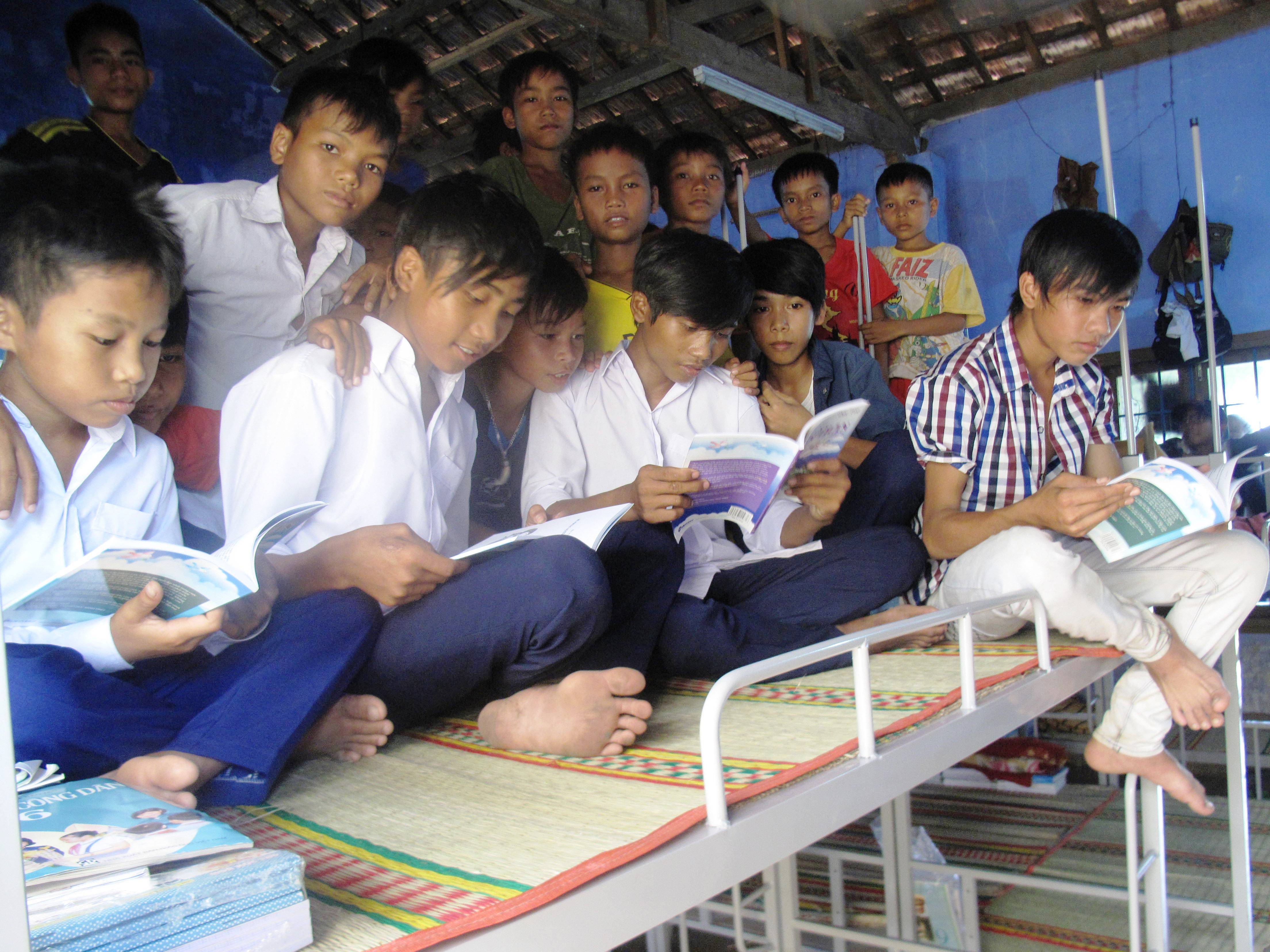 Hỗ trợ gần 100 triệu đồng mua giường cho học sinh