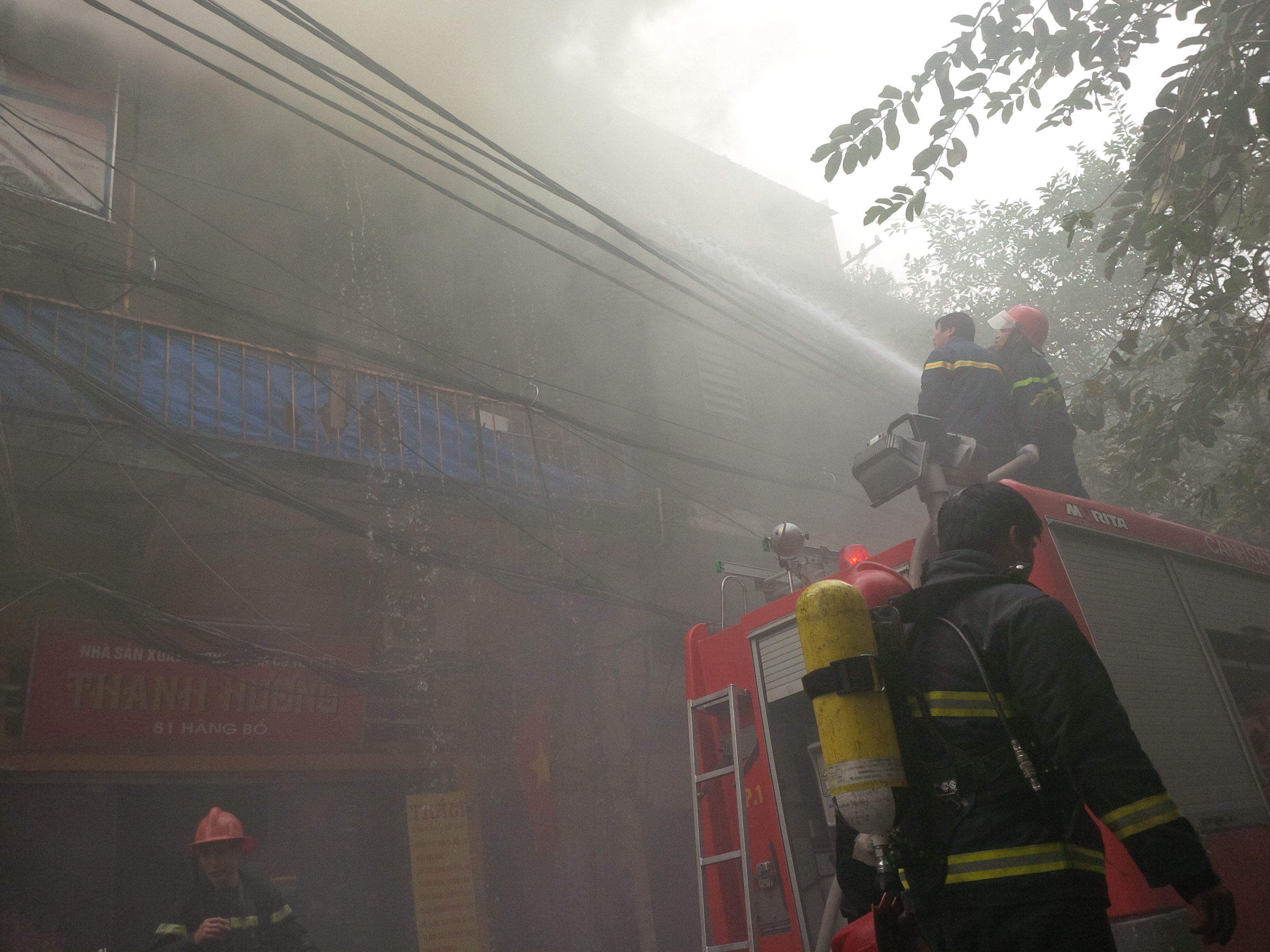 Phun nước trực tiếp v&agrave;o đ&aacute;m ch&aacute;y trong căn nh&agrave;