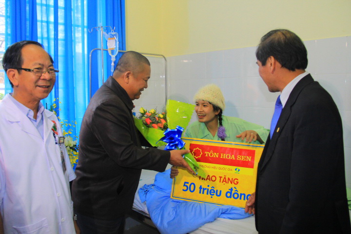 Ch&uacute; th&iacute;ch ảnh: &Ocirc;ng L&ecirc; Phước Vũ tặng 50 triệu đồng cho chị Đặng Thị Hồng Ngọc &ndash; nữ c&ocirc;ng nh&acirc;n duy nhất trong vụ sập hầm thủy điện Đạ D&acirc;ng. Ảnh: Hoa Sen .