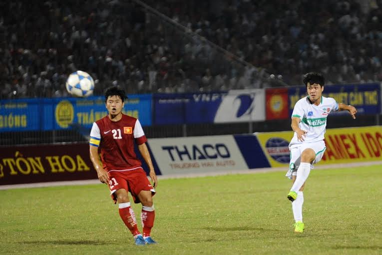 C&ocirc;ng Phượng (phải) tung c&uacute; s&uacute;t về ph&iacute;a khung th&agrave;nh U21 Việt Nam