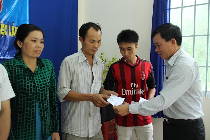 &Ocirc;ng Nguyễn Văn Phương, Ph&oacute; Chủ tịch LĐLĐ quận Thủ Đức, TPHCM trao tiền hỗ trợ cho c&ocirc;ng nh&acirc;n kh&oacute; khăn