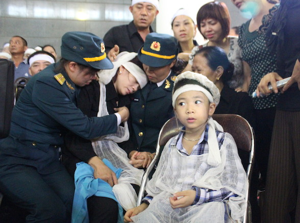 Nhoà lệ tiễn đưa 18 chiến sĩ hy sinh vụ trực thăng rơi