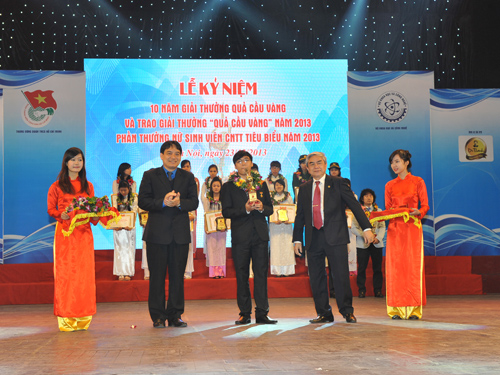 L&ecirc; Y&ecirc;n Thanh (giữa) nhận giải thưởng Quả cầu v&agrave;ng năm 2013