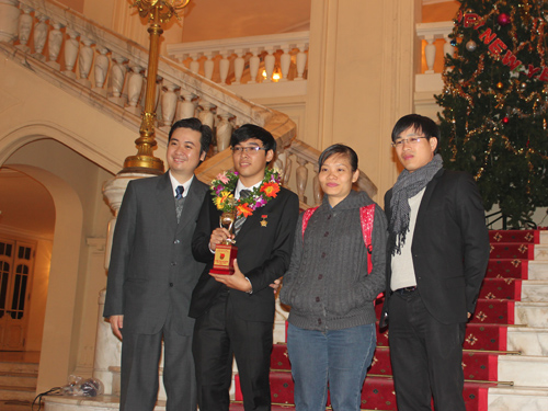 Ngo&agrave;i giờ học, Thanh l&agrave;m th&ecirc;m phần mềm để tự nu&ocirc;i bản th&acirc;n.