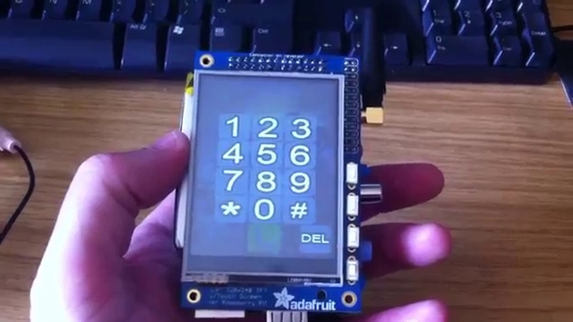 Chiếc điện thoại tự chế PiPhone từ nhiếp ảnh gia David Hunt. Ảnh cắt từ clip.