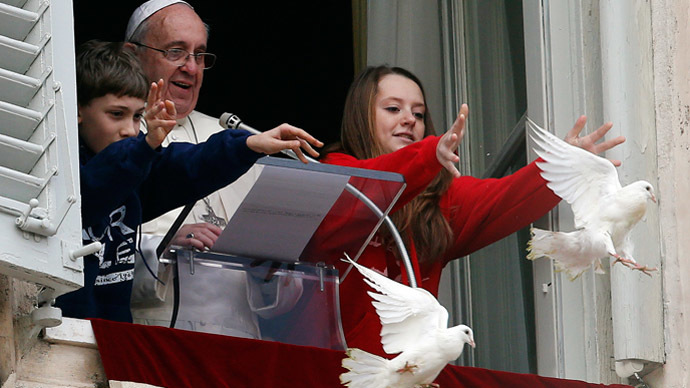 Gi&aacute;o ho&agrave;ng Francis chứng kiến cảnh thả bồ c&acirc;u. Ảnh: Reuters