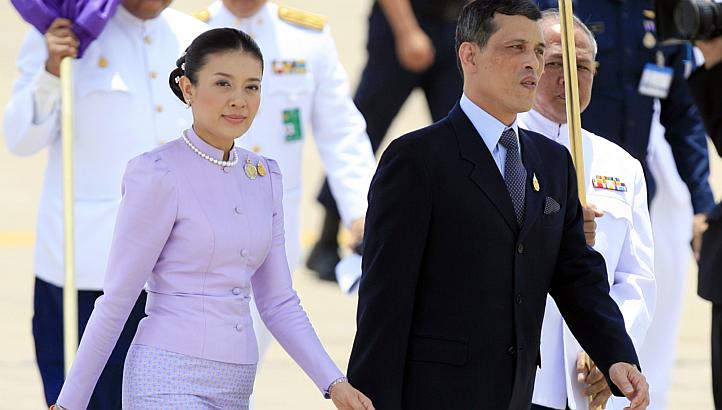 Vương phi Srirasmi s&aacute;nh bước c&ugrave;ng Th&aacute;i tử Vajiralongkorn tại một sự kiện năm 2006 - Ảnh: Reuters