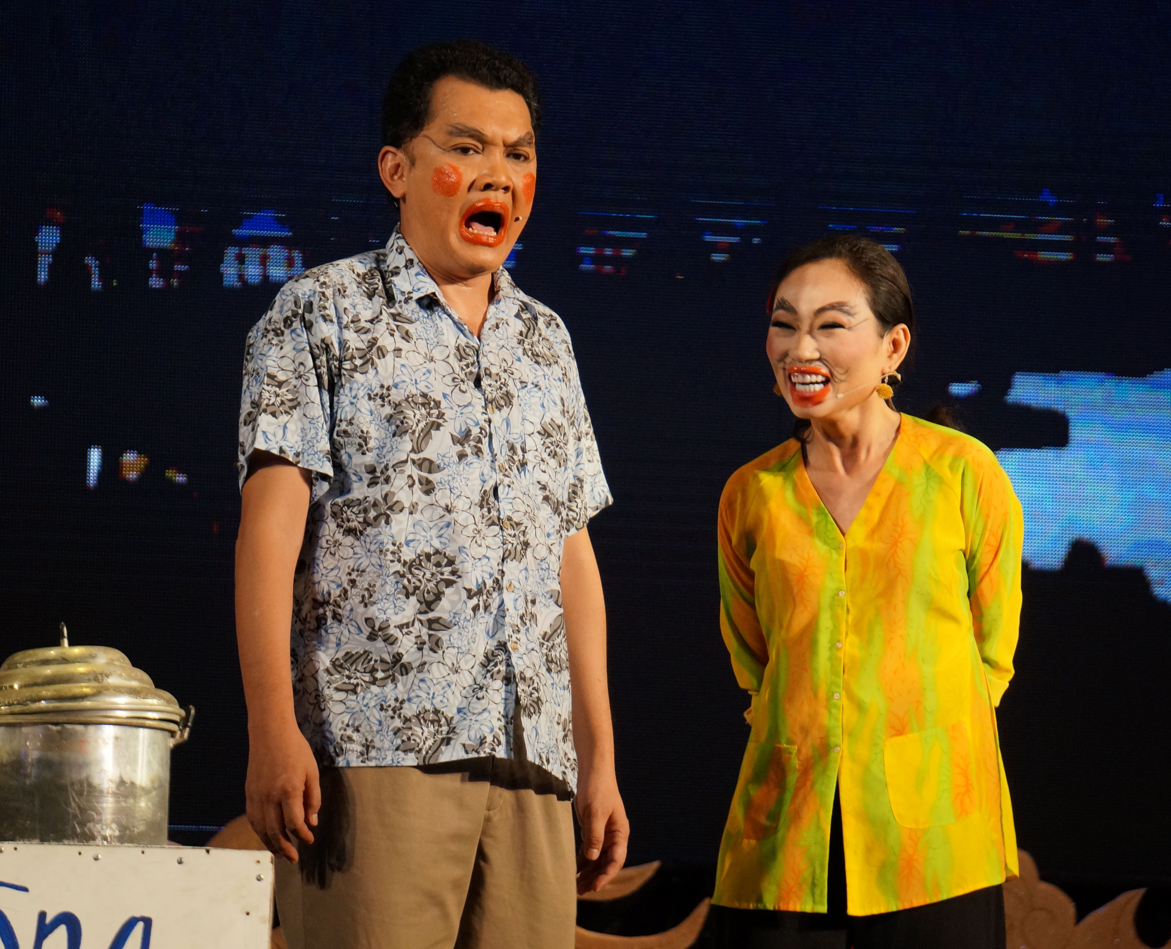 NSƯT Hữu Châu - người hướng dẫn Hữu Quốc tạo những dáng đi khác nhau cho vai ông lão, để anh có thêm nhiều thành công mới khi thể hiện sở trường này.