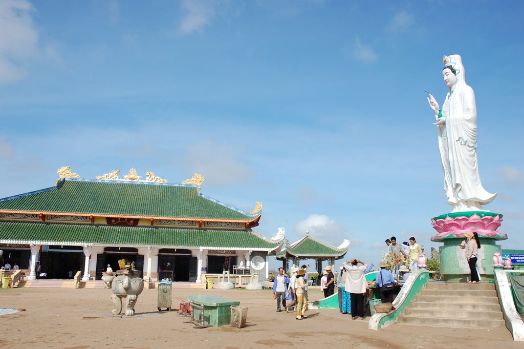 Quan Âm Phật Đại - nơi có bức tượng Phật Bà cao 11 m hướng ra biển Đông