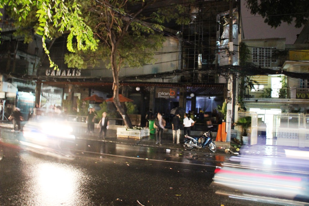 Quán bar cháy trong mưa, khách chạy tán loạn