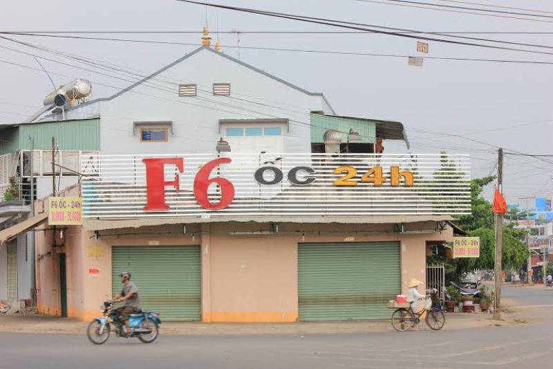 Bị tạt nồi lẩu, nhóm côn đồ vác dao đâm chết người