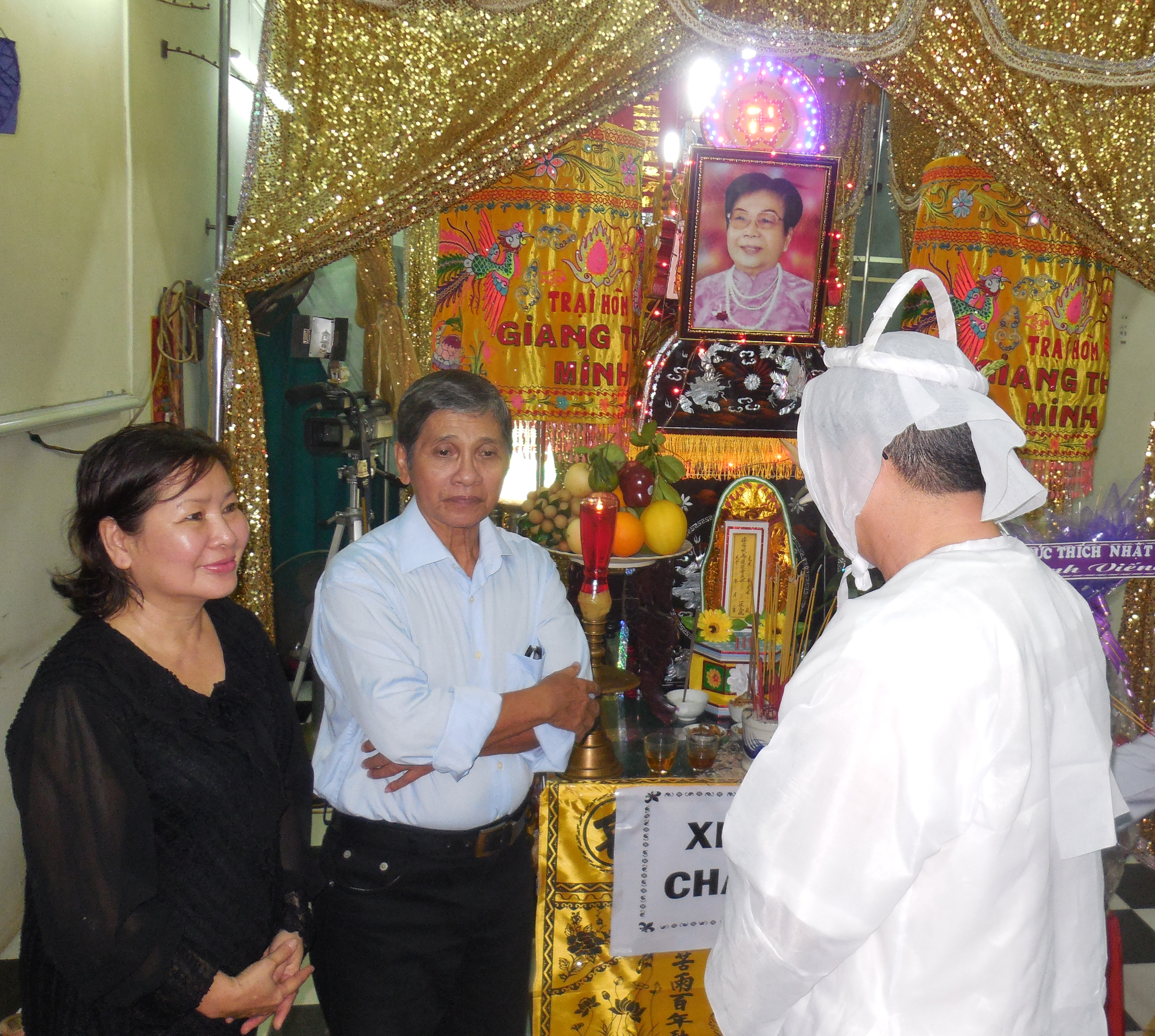 Vợ chồng NSƯT Phương Quang tiễn biệt bà bầu Kim Chưởng.