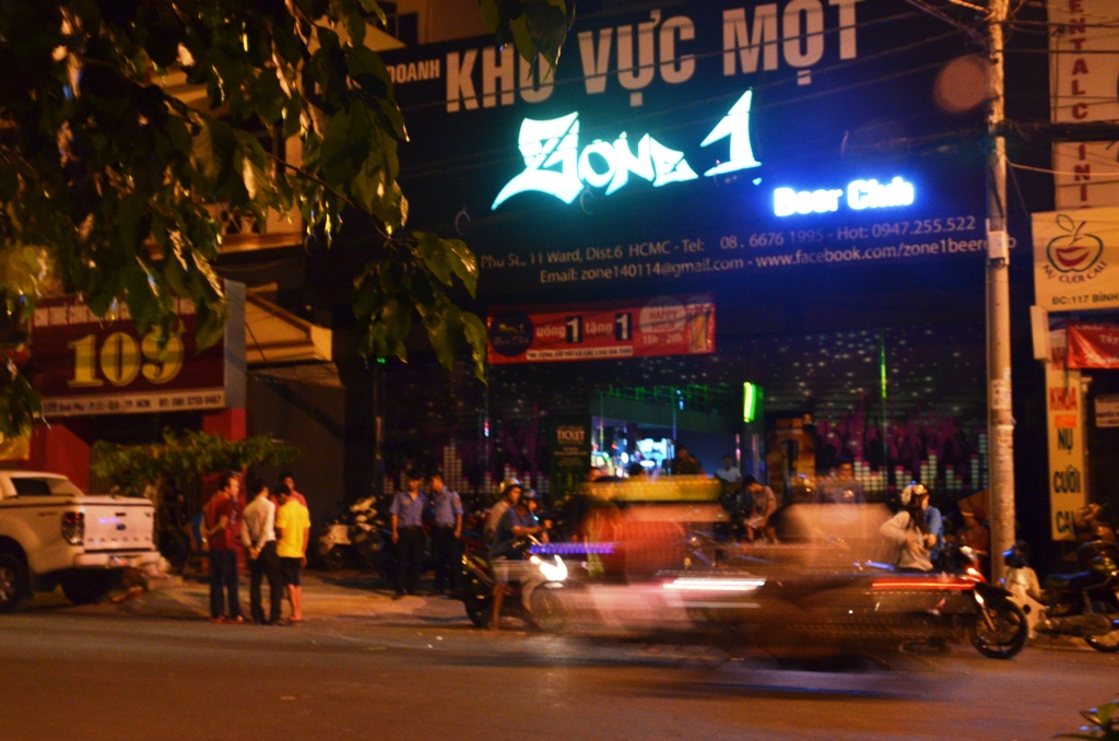 Qu&aacute;n bia &ldquo;Zone 1 Beer Clup&rdquo; ở số 111 &ndash; 113 &ndash; 115 B&igrave;nh Ph&uacute; phường 11, quận 6 &ndash; TP HCM, nơi xảy ra vụ khiếm nh&atilde;, sau đ&oacute; 2 người phải đi cấp cứu.