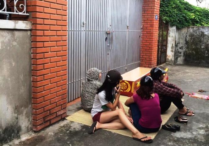 Đặt quan tài trước nhà đòi lại tiền “chạy án”