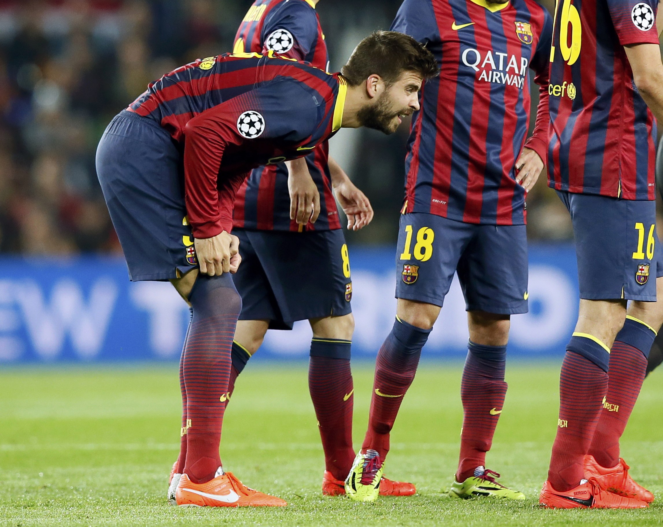 Pique bị đau và nhường chỗ cho Marc Bartra.