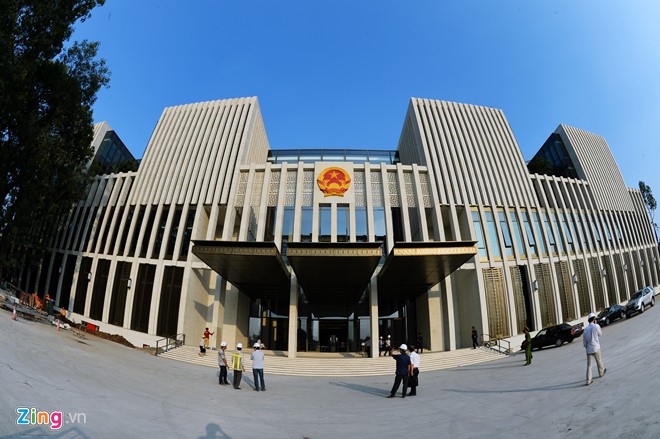 Nh&agrave; Quốc hội tr&ecirc;n đường Độc Lập (quận Ba Đ&igrave;nh) cao 39 m, c&oacute; kiến tr&uacute;c h&igrave;nh vu&ocirc;ng đ&atilde; cơ bản ho&agrave;n th&agrave;nh để chuẩn bị phục vụ kỳ họp thứ 8, Quốc hội kh&oacute;a 13 v&agrave;o 20-10.