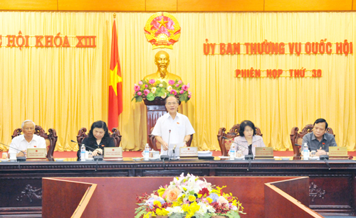Chủ tịch Quốc hội Nguyễn Sinh Hùng chủ trì và phát biểu khai mạc Phiên họp thứ 30 của Ủy ban Thường vụ Quốc hội khóa XIII. Ảnh: TTXVN