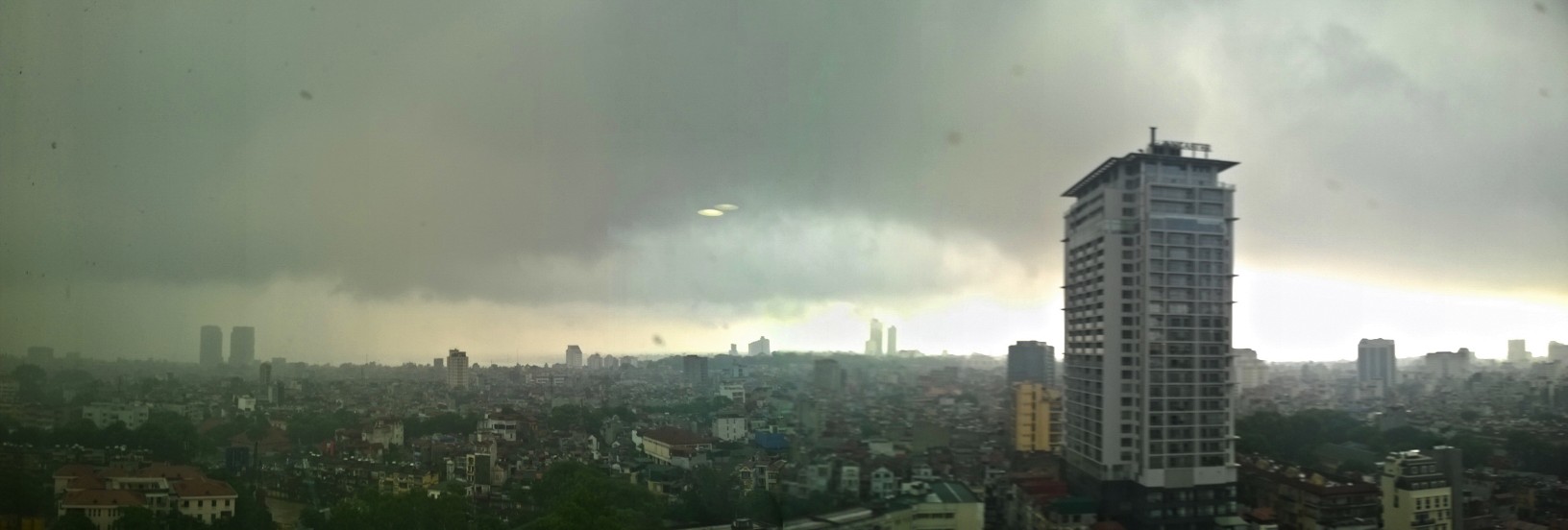 Hai quầng s&aacute;ng lạ chụp từ xa