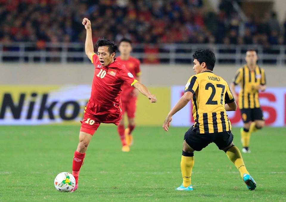 Văn Quyết trong một pha tranh bóng