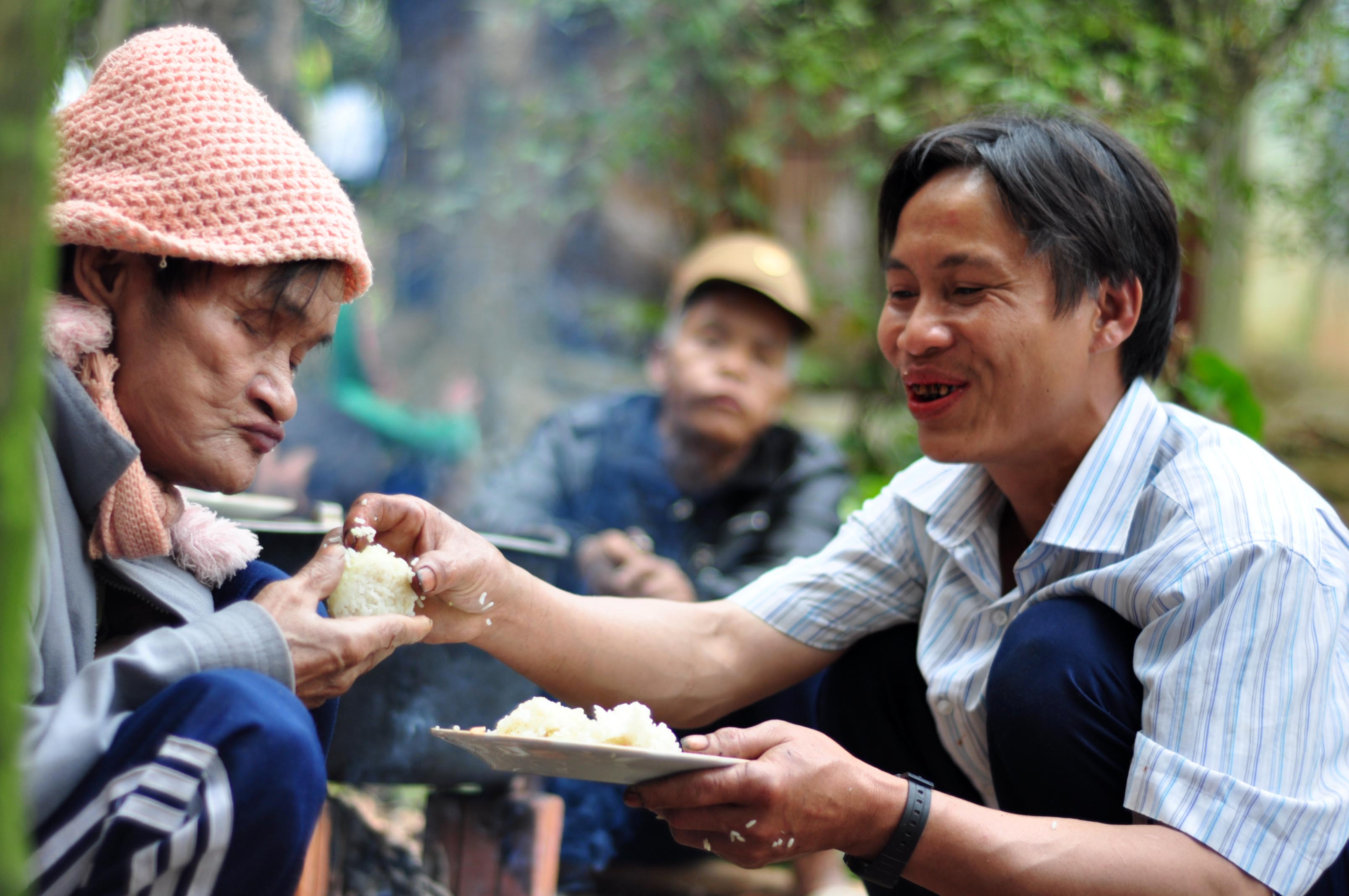 &ldquo;Người rừng&rdquo; con mời &ldquo;người rừng&rdquo; cha c&ugrave;ng ăn những chiếc b&aacute;nh do m&igrave;nh nấu ra