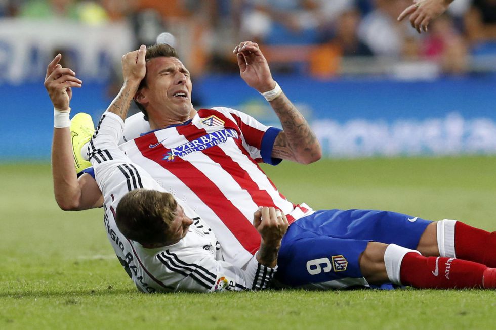 Ramos trả đũa Mandzukic bằng cú đấm