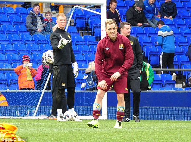 Simon Brodkin khởi độgn c&ugrave;ng Joe Hart trước trận gặp Everton