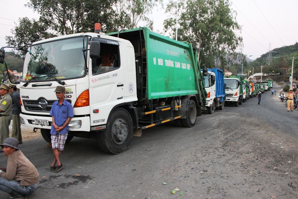 Hàng trăm người dân chặn xe rác