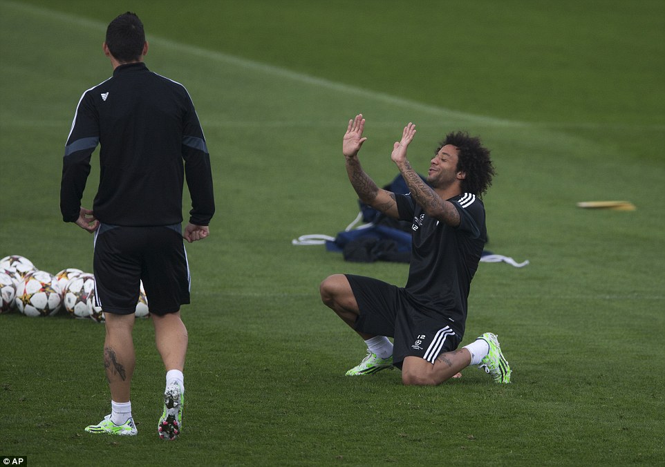Marcelo vui đùa trên sân tập