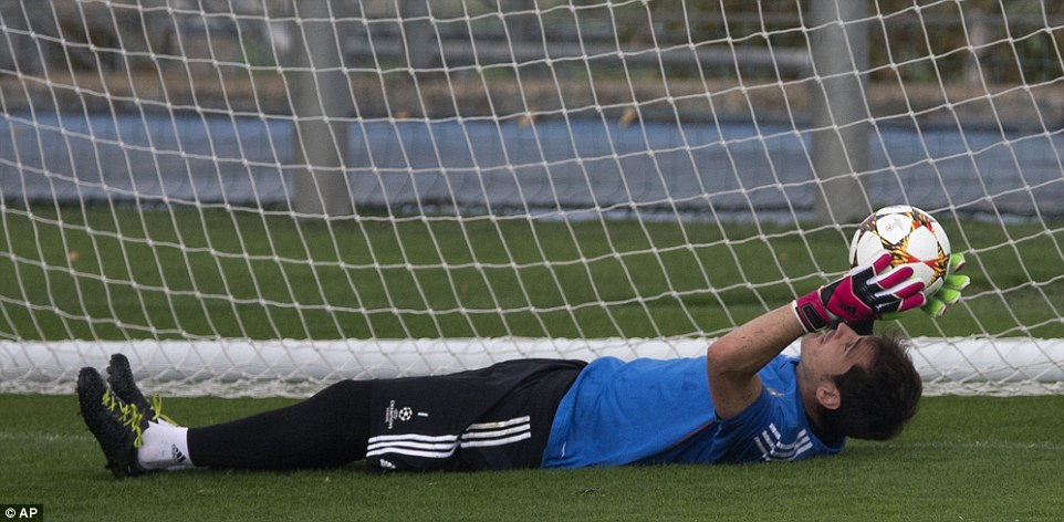 Thủ m&ocirc;n Casillas v&agrave; đồng đội chuẩn bị trước trận tiếp Liverpool