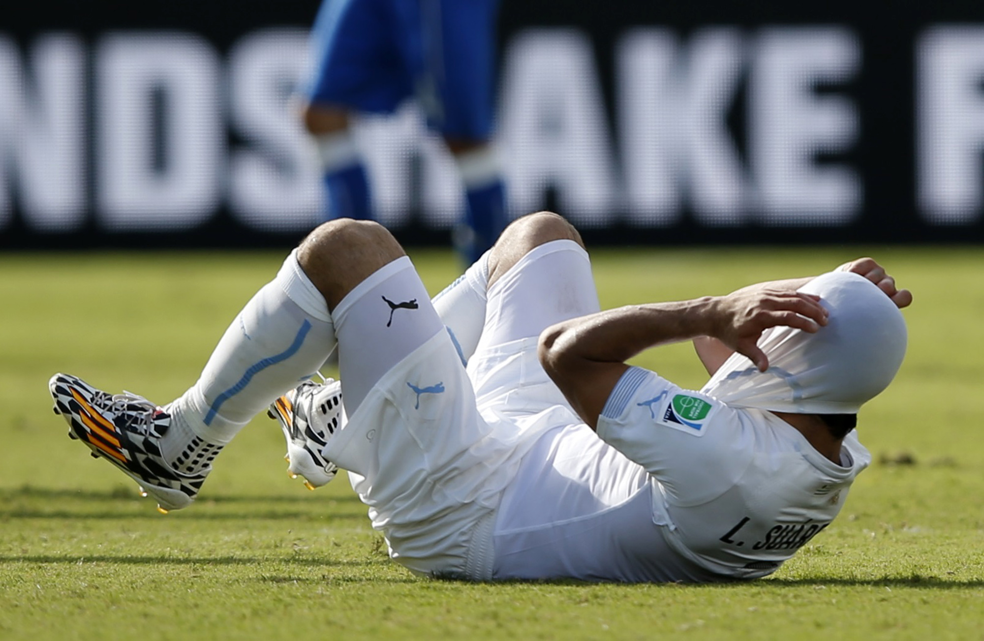 Suarez đối mặt vói án phạt nặng từ FIFA sau cú cắn vai Chiellini