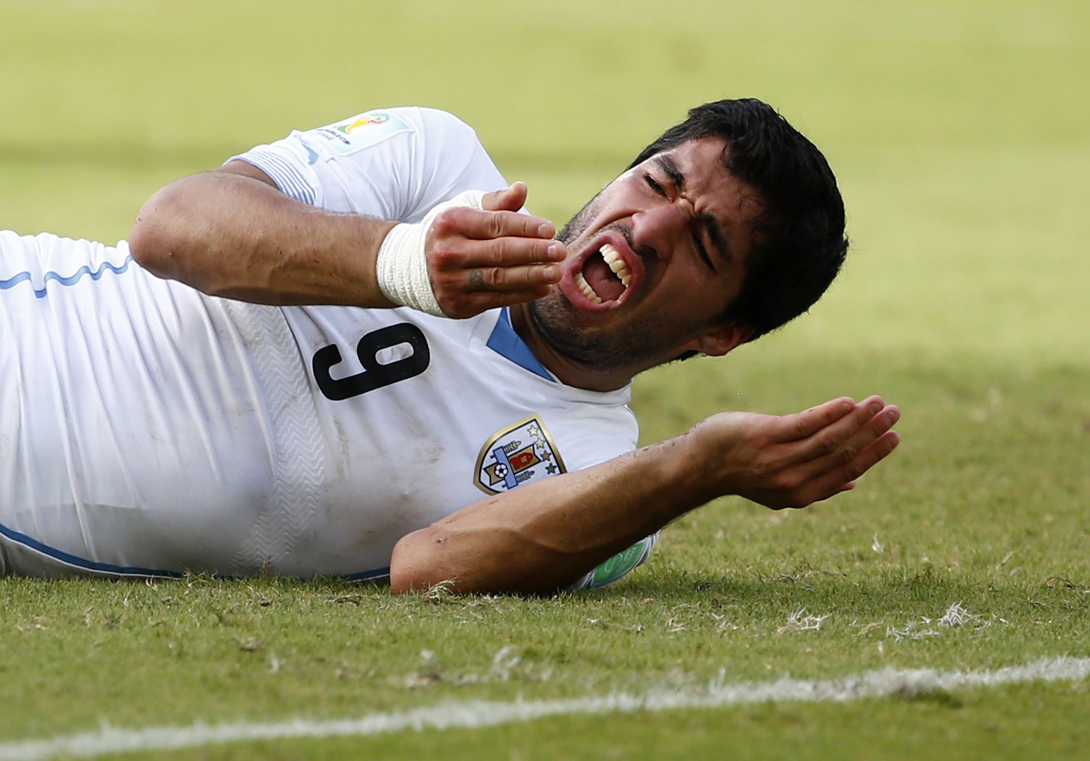 Suarez kêu oan vụ cắn Chiellini