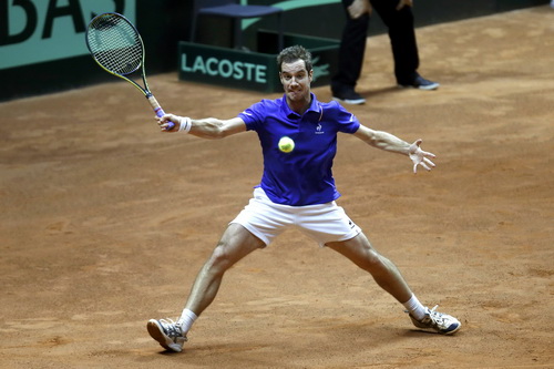 Richard Gasquet thi đấu đầy quyết t&acirc;m với sự cổ vũ của kh&aacute;n giả nh&agrave;