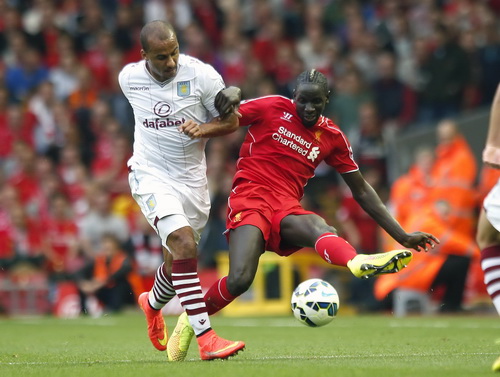 Agbonlahor (tr&aacute;i), t&aacute;c giả b&agrave;n thắng v&agrave;o lưới Liverpool