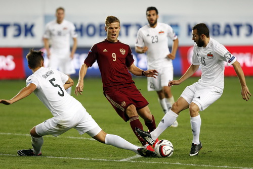 Alexandr Kokorin (Nga) trong vòng vây các cầu thủ Liechtenstein