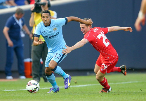 Gael Clichy (22, Man City) đua tốc độ trước Joe Allen