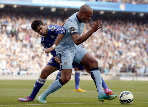 Diego Costa bị Kompany k&egrave;m chết tại s&acirc;n Etihad