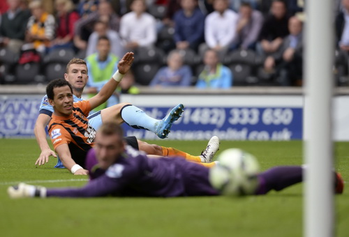 Edin Dzeko lập cú đúp trong trận