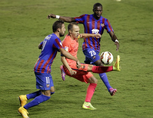 Iniesta trong vòng vây các hậu vệ Levante
