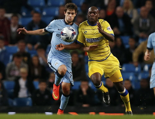 Tiểu Messi Juan Pozo (trái) ra mắt thành công ở Man City