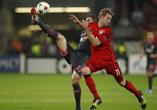 Stefan Kiessling (Leverkusen, phải) tranh chấp với Jardel (Benfica)