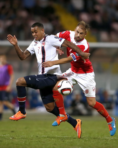 Joshua King (tr&aacute;i) ghi c&uacute; đ&uacute;p cho Na Uy