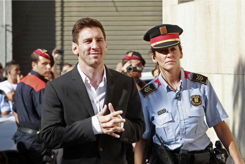 Messi vui vẻ rời phi&ecirc;n giải tr&igrave;nh trước t&ograve;a năm 2013, nay c&oacute; nguy cơ phải trở lại