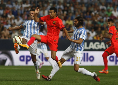 Pedro (giữa) bất lực trước hàng thủ Malaga, phía sau là Neymar chực chờ