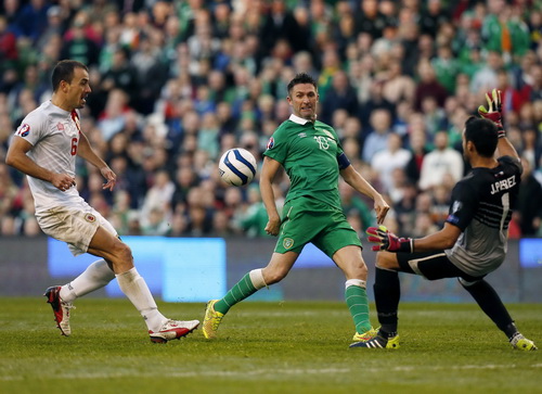 Robbie Keane (giữa) ghi hat-trick v&agrave;o lưới Gibraltar