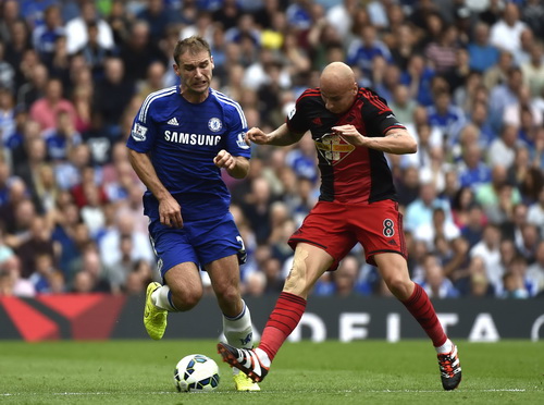 H&agrave;ng hậu vệ Chelsea l&agrave;m việc vất vả trước những pha tấn c&ocirc;ng của Swansea