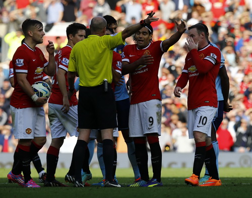 Tấm thẻ đỏ của Rooney khiến Man United phải khốn đốn trong hơn 30 phút cuối trận