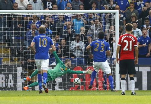 Ulloa c&oacute; c&uacute; đ&uacute;p trong chiến thắng ngoạn mục trước Man United