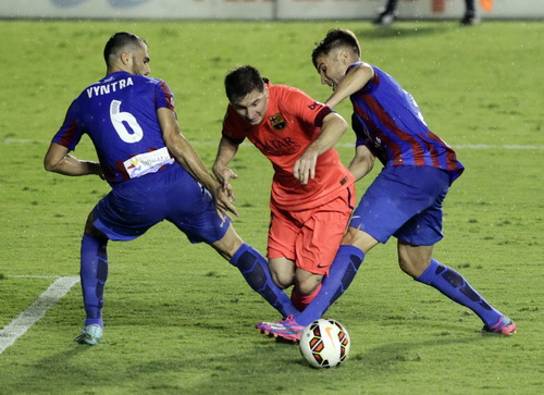 Vyntra phạm lỗi với Messi và bị truất quyền thi đấu khiến Levante khốn đốn cả trận