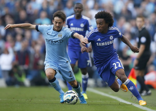 David Silva đi b&oacute;ng trước Willian (phải)