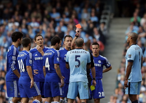 Tấm thẻ đỏ của Zabaleta su&yacute;t khiến Man City phải trả gi&aacute; đắt